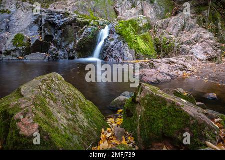 Dieses Bild zeigt Morgan Falls im Nordwesten von Wisconsin. Dies ist Teil des Nicolet National Forest und ein sehr beliebtes Reiseziel. Stockfoto