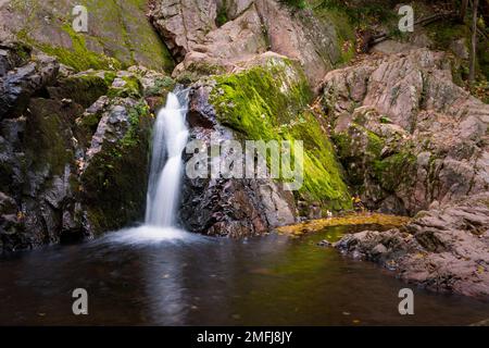 Dieses Bild zeigt Morgan Falls im Nordwesten von Wisconsin. Dies ist Teil des Nicolet National Forest und ein sehr beliebtes Reiseziel. Stockfoto