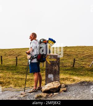 Französische Pyrenäen, Frankreich - 28. Juli 2022: Pilger von hinten entlang des Camino de Santiago. Der Weg des Heiligen Jakobus in den französischen Pyrenäen Stockfoto