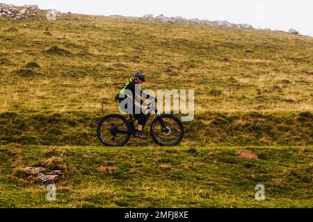 Französische Pyrenäen, Frankreich - 28. Juli 2022: Radfahrer auf dem Weg der französischen Pyrenäen entlang des St. James Stockfoto