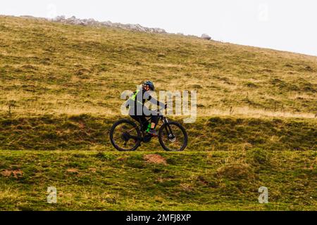 Französische Pyrenäen, Frankreich - 28. Juli 2022: Radfahrer auf dem Weg der französischen Pyrenäen entlang des St. James Stockfoto