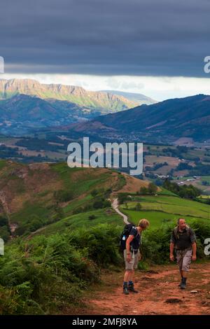 Saint-Jean-Pied-de-Port, Frankreich - 28. Juli: 2022: Ein paar Pilger entlang des Camino de Santiago, französische Pyrenäen Stockfoto