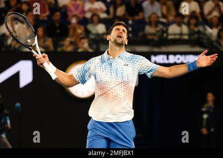 Melbourne, Australien. 25. Januar 2023. Tennis: Grand Slam - Australian Open, Männer, Singles, Viertelfinale, Rublev (Russland) - Djokovic (Serbien). Novak-Djokovic-Gesten. Kredit: Frank Molter/dpa/Alamy Live News Stockfoto