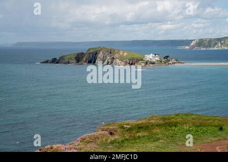 THURLESTONE, DEVON, GROSSBRITANNIEN. MAI 24. Blick vom South West Coastal Path in der Nähe von Thurlestone in Richtung Burgh Island in Devon am 24. Mai 2022 Stockfoto