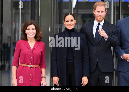 New York, New York, USA. 23. September 2021. (Von rechts nach links) New Yorker Gouverneur KATHY HOCHUL, MEGHAN MARKLE, Herzogin von Sussex, PRINZ HARRY, Herzog von Sussex von der britischen britischen Königsfamilie Mountbatten-Windsor und ehemaliger New Yorker Bürgermeister BILL DE BLASIO auf einer Tour mit Besuch des World Trade Center und des National 9/11 Memorial and Museum bei ihrem Halt in New York City für das Global Citizen Climate Change Konzert. Das Paar filmte diskret seine Netflix-Dokuserien auf dem Stopp, Harry & Meghan, und hat die britische Königsfamilie mit ihrem Interview mit Oprah erheblich gestört Stockfoto