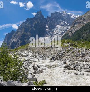 Das Mont-Blanc-Massiv mit dem Gletscherbach des Brenva-Gletschers über dem Entreves - Italien. Stockfoto