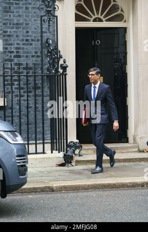 Downing St, London, Großbritannien. Januar 2023. Der britische Premierminister Rishi Sunak verlässt die Downing Street, um Fragen zu den Premierministern zu stellen. Bridget Catterall AlamyLi Stockfoto