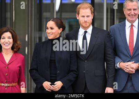 New York, New York, USA. 23. September 2021. (Von rechts nach links) New Yorker Gouverneur KATHY HOCHUL, MEGHAN MARKLE, Herzogin von Sussex, PRINZ HARRY, Herzog von Sussex von der britischen britischen Königsfamilie Mountbatten-Windsor und ehemaliger New Yorker Bürgermeister BILL DE BLASIO auf einer Tour mit Besuch des World Trade Center und des National 9/11 Memorial and Museum bei ihrem Halt in New York City für das Global Citizen Climate Change Konzert. Das Paar filmte diskret seine Netflix-Dokuserien auf dem Stopp, Harry & Meghan, und hat die britische Königsfamilie mit ihrem Interview mit Oprah erheblich gestört Stockfoto