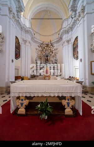 Altar und Inneneinrichtung im St. Karlskirche, Chiesa di San Carlo al Corso, Chiesa del Collegio in der späten barocken Stadt Noto. Stockfoto