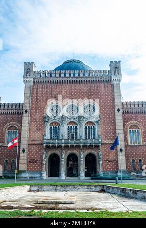 Wien, Österreich - 16. Oktober 2022: Fassade des Museums für Militärgeschichte in Wien, Österreich Stockfoto