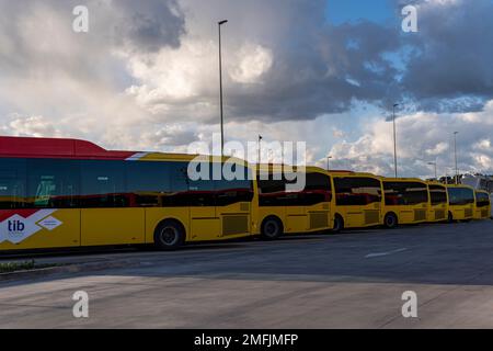 Felanitx, Spanien; januar 21 2023: Bus des öffentlichen Verkehrsunternehmens TIB, der in einem Industriegebäude in der Dämmerung geparkt ist. Felanitx, Insel Mallorca, Spa Stockfoto