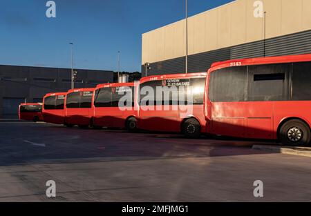 Felanitx, Spanien; januar 21 2023: Bus des öffentlichen Verkehrsunternehmens TIB, der in einem Industriegebäude in der Dämmerung geparkt ist. Felanitx, Insel Mallorca, Spa Stockfoto