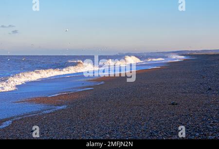 Blick auf den Strand in North Norfolk im Winter mit Blick nach Osten in Richtung Salthouse bei Cley Next the Sea, Norfolk, England, Großbritannien. Stockfoto