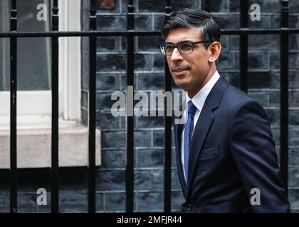 London, Großbritannien. 25. Januar 2023. Rishi Sunak, Parlamentsabgeordneter, Premierminister des Vereinigten Königreichs, verlässt die Downing Street 10, um heute im Parlament an den Fragen des Premierministers teilzunehmen. Kredit: Imageplotter/Alamy Live News Stockfoto