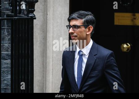 London, Großbritannien. 25. Januar 2023. Rishi Sunak, Parlamentsabgeordneter, Premierminister des Vereinigten Königreichs, verlässt die Downing Street 10, um heute im Parlament an den Fragen des Premierministers teilzunehmen. Kredit: Imageplotter/Alamy Live News Stockfoto