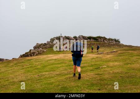 Pyrenäen, Frankreich - 28. Juli 2022: Pilger entlang des Camino de Santiago. Pfad des St. James in der Nähe der Statue der Jungfrau Maria auf der obersten mou Stockfoto