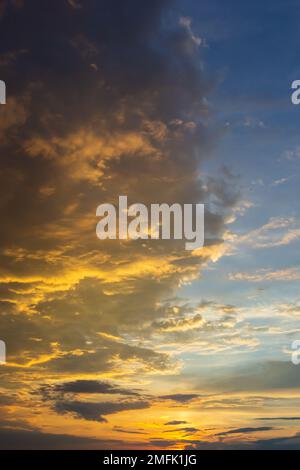 Sonnenuntergang am Himmel mit mehrfarbigen Wolken. Dramatischer Himmelshintergrund bei Dämmerung. Stockfoto