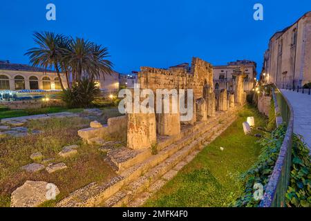 Der Tempel des Apollo, Tempio di Apollo, eines der wichtigsten antiken griechischen Denkmäler an der Piazza Pancali in der späten barocken Stadt Syrakus. Stockfoto