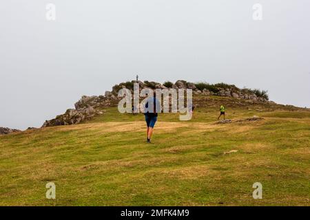 Pyrenäen, Frankreich - 28. Juli 2022: Pilger entlang des Camino de Santiago. Pfad des St. James in der Nähe der Statue der Jungfrau Maria auf der obersten mou Stockfoto