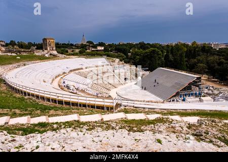 Das griechische Theater Teatro greco liegt an den Südhängen des Temeniten-Hügels in der spätbarocken Stadt Syrakus. Stockfoto