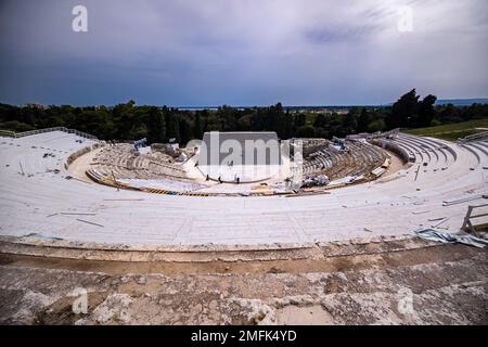 Das griechische Theater Teatro greco liegt an den Südhängen des Temeniten-Hügels in der spätbarocken Stadt Syrakus. Stockfoto