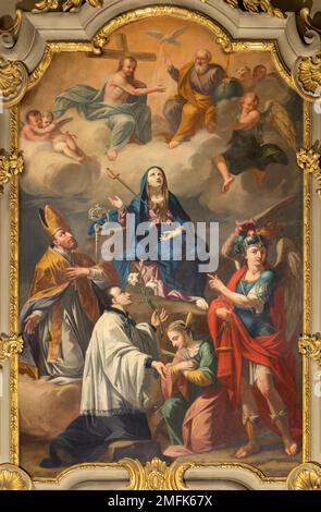 IVREA, ITALIEN - 15. JULI 2022: Das barocke Gemälde von Madonna der Trauer unter den Heiligen in der Kirche Chiesa di Sant Ulderico. Stockfoto