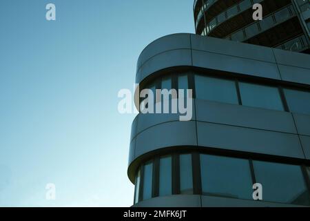 Silberplattiertes Gebäude in Central Croydon, Surrey. Stockfoto