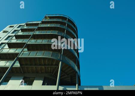 Silberplattiertes Gebäude in Central Croydon, Surrey. Stockfoto