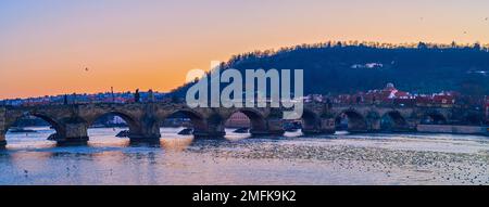 Panoramablick auf die mittelalterliche Karlsbrücke über die Moldau und das Viertel Mala Strana bei Abenddämmerung in Prag, Tschechien Stockfoto