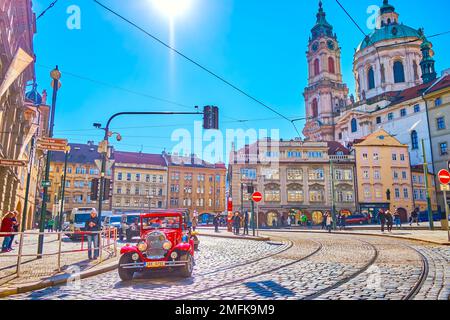 PRAG, TSCHECHIEN - 11. MÄRZ 2022: Oldtimer-Fahrten auf dem Malostranske namesti Platz im Herzen des Mala Strana Viertels, am 11. März in Prag, CZE Stockfoto