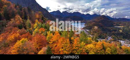 Schloss Hohenschwangau Blick vom Schloss Neuschwanstein,Palast im neo-romanischen Stil aus dem 19. Jahrhundert, Schwangau, Füssen, Ostallgäu, Bayern, Keim Stockfoto