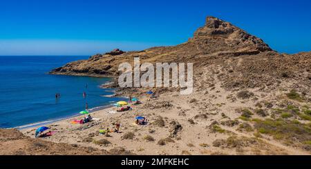 Säulenförmige Verbindungsstrukturen von Punta Baja, Lava-Flüsse, vulkanische Felsen, Cala Arena, Naturpark Cabo de Gata-Níjar, UNESCO-Biosphärenreservat, Hot des Stockfoto