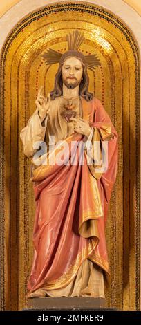 IVREA, ITALIEN - 15. JULI 2022: Das geschnitzte polychrome Statu des Herzens Jesu in der Kirche Santuario Monte Stella. Stockfoto