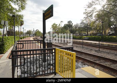 WINTER PARK, FLORIDA, USA - 2. Januar 2022: Blick auf den Downtown Train Rail Foto Stockfoto