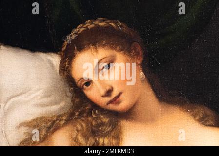 Porträt einer jungen blonden Frau, die auf dem Bett ruht Stockfoto