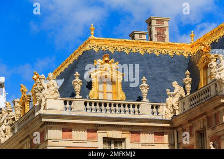 VERSAILLES, FRANKREICH - 12. MAI 2013: Schloss von Versailles. Das sind architektonische Fragmente des Dachs des Herrenhauses. Stockfoto