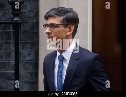 London, Großbritannien. 25. Januar 2023. Premierminister Rishi Sunak verlässt die Nummer 10, um Fragen des Premierministers an das Parlament zu richten. Er wird Sir Keir Starmer über den Versandkarton stellen und sich Fragen zu den Steuerangelegenheiten des Vorsitzenden der Konservativen Partei, Nadhim Zahawi, stellen. Kredit: Mark Thomas/Alamy Live News Stockfoto