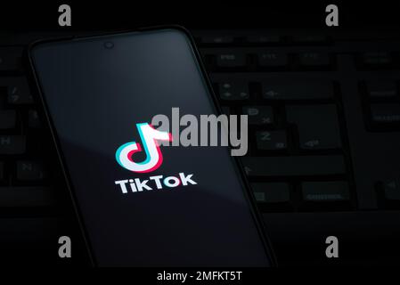 Ljubljana, Slowenien - 21. Januar 2023: TikTok-Logo auf Smartphone-Bildschirm auf Computertastatur Stockfoto