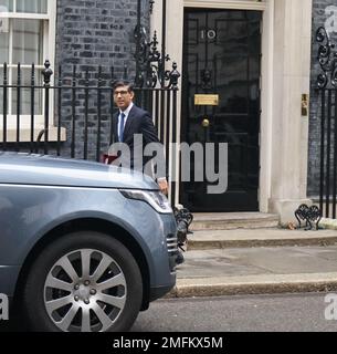 London, Großbritannien. Januar 2023. Premierminister Rishi Sunak verlässt Nummer 10, um Fragen des Premierministers zu beantworten. Stockfoto