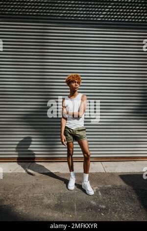 Vertikales Porträt eines gutaussehenden Teenagers mit hübschem Aussehen und stilvollem Make-up, das vor der Kamera posiert Stockfoto