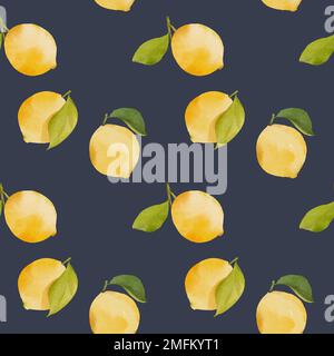 Nahtloses Muster mit wässrigen Zitronen und grünen Blättern, isoliert auf dunklem Hintergrund. Stockfoto