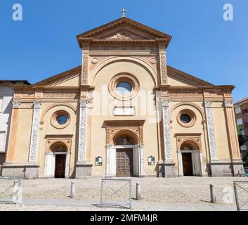 BIELLA, ITALIEN - 15. JULI 2022: Die Fassade der Kirche Chiesa di San Sebastiano ab 19. Cent. Stockfoto