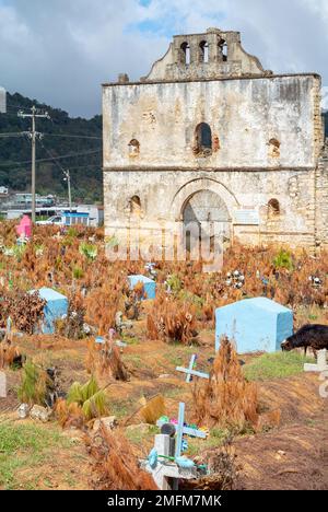 San Juan Chamula, Chiapas, Mexiko, die zerstörte Kirche San Sebastian und der Friedhof des Dorfes Tzotzil Stockfoto