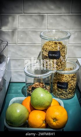 Müsli und etwas Obst in der Küche bereit für ein gesundes Frühstück Stockfoto