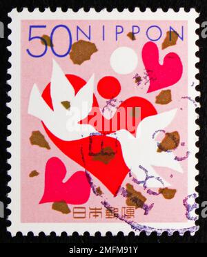 MOSKAU, RUSSLAND - 25. DEZEMBER 2022: In Japan gedruckte Briefmarken zeigen Herzen und Tauben für die Celebration- oder Condolence-Serie, ca. 1999 Stockfoto