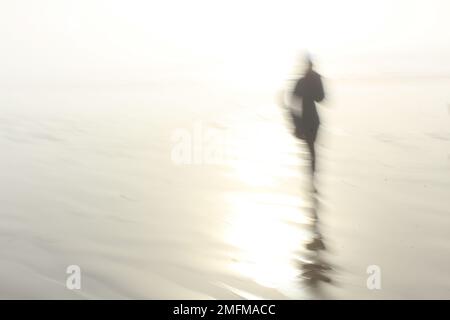 Abstrakte Schattenfigur mit verschwommenem Schatten auf dem Boden Konzept für Einsamkeit, Verschwinden, Depression, Vergehen, Verlieren, Verlieren, Verlieren, Verlieren, Verlieren, Trauma Stockfoto