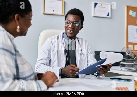 Porträt einer lächelnden schwarzen Arztberaterin in der Privatklinik Stockfoto