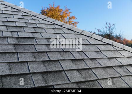 Mattratdach mit Bitumenschindeln. Der Beginn des Winters. Stockfoto
