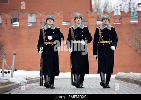 Russische Soldaten marschieren im Winter nahe der Kreml-Mauer. Ehrengarde des russischen Präsidentenregiments Stockfoto