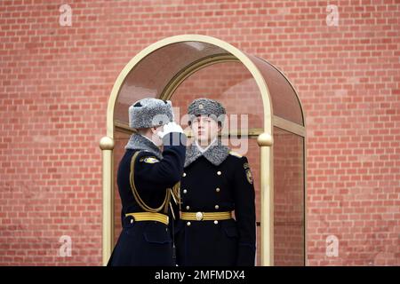 Russische Soldaten in der Nähe der Kreml-Mauer im Winter. Wechsel der Ehrengarde des russischen Präsidentenregiments Stockfoto